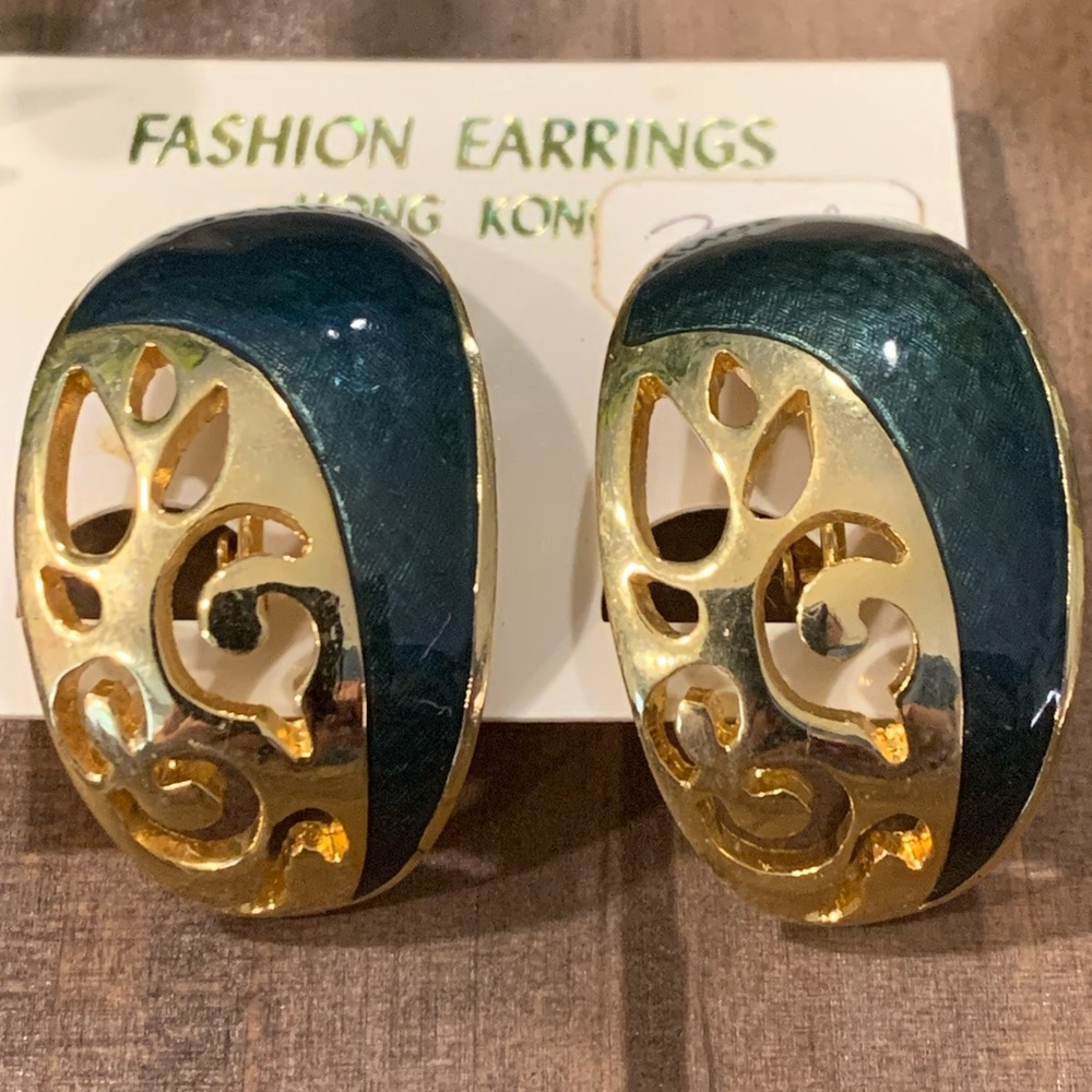 Vintage Clip On Earrings - Picture 2 of 4